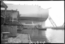 RDM-47917 De schroef van de MS Nedlloyd Delft wordt verwijderd in de dokhaven van de Rotterdamse Droogdok Maatschappij, RDM.