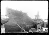RDM-5006 Het vrachtschip s.s. Victorieux met brand- en ontploffingsschade ter reparatie bij de Rotterdamsche Droogdok ...