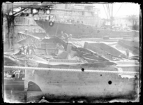 RDM-5007 Het vrachtschip s.s. Victorieux met brand- en ontploffingsschade ter reparatie bij de Rotterdamsche Droogdok ...