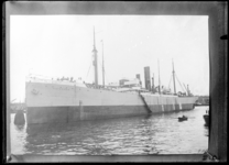 RDM-5101 Het vrachtschip s.s. Victorieux in de Maashaven. Het schip is na brand- en explosieschade gerepaeerd bij de ...