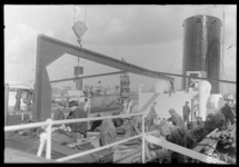 RDM-8813 Laswerk op dek van het emigrantenschip m.s. Sibajak, dat wordt verbouwd bij de Rotterdamsche Droogdok ...