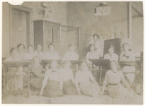1968-21 Groepsfoto van de meisjes van de Hogere Burgerschool aan de Witte de Withstraat.