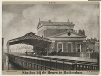 1968-643 Station Beurs aan het Beursplein met overkapping en wachtende mensen, gezien vanaf het spoorwegviaduct.
