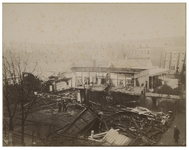 1969-1227 Zicht op het afgebrande Zomertheater aan de Kruiskade. Op de achtergrond zijn woonhuizen te zien, onder ...