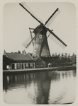 1969-262 Zicht op de Spangesekade met de Hoekmolen aan de Delfshavense Schie. De molen werd afgebroken in 1913.