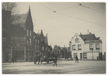 1970-1204 De Havenstraat met aan de linkerkant de sigarenwinkel van H.C. Landheer en aan de overkant zicht op Café ...