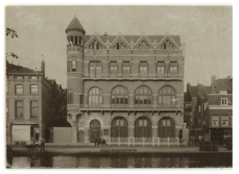 1971-1163 Hotel de Vereniging aan de Schiekade nummer 175 te Rotterdam. Aan de linkerkant een winkel met Koloniale ...