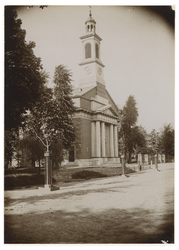 1971-325 Zicht op een kerkgebouw aan de Hoflaan.