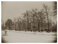 1971-344 Zicht op een besneeuwde vijver bij de Vijverlaan met op de achtergrond het huis van dokter van Sems. Rechts is ...