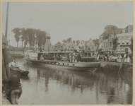 1974-1472 Uitstapje van processiegangers met de boot de Maasnymph naar Den Briel (Noordspui). Zicht op het Hotel ...