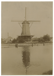 1975-1807 De Watermolen van de Bergpolder aan de Rotterdamse Schie. Links op de achtergrond, net zichtbaar, de wieken ...