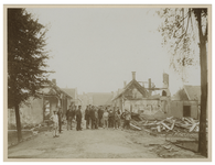 1975-270 Ruïnes na de brand op 12 en 13 augustus 1899 in de Bovenstraat te IJsselmonde. Op straat staan talloze mannen ...