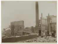 1975-271 Restanten van de fabriek, waar de brand waarschijnlijk is uitgebroken nabij de Bovenstraat in IJsselmonde.