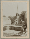 1975-278 De Hervormde Kerk van IJsselmonde aan de Benedenstraat. Rechts is het kasteel en links het Koetshuys.