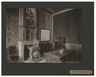 1975-291 Interieur van het Schielandshuis aan de Korte Hoogstraat. In de kamer staan een kachel, een tafel en aan de ...