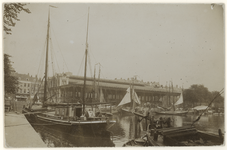 1976-118 Zicht op de Zeevischmarkt aan de zuidzijde van de Blaak, vanaf de Leuvehaven. Op de voorgrond een schip met ...