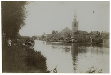 1976-1237 De Nederlands Hervormde Kerk te Overschie vanaf de Kethelsekade uit het westen.