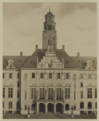 1976-14272-a Vooraanzicht van het Stadhuis aan de Coolsingel. De wijzers van de klok zijn ingetekend.