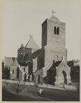 1976-14432-a Roomskatholieke Kerk Antonius Abt in de Jan Kruijffstraat. In het midden op de toren straat: Wij moeten ...