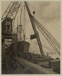 1976-15544 Kraanmachinist aan het werk bij een schip aan de kade bij de Rijnhaven.