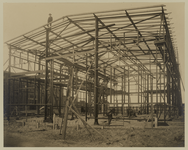 1976-15546 Fabriek in aanbouw (van de SHV, Steenkolen Handelsvereniging) met werkmannen op en rond de aanbouw.
