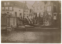 1977-4 Een binnenschip passeert de Aelbrechtsbrug en - sluis te Delfshaven. Op de achtergrond het begin van de ...