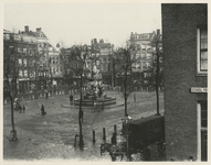 1980-2418 Zicht op de Nieuwemarkt met het monument 'De Maagd van Holland'. Er lopen enkele mensen op het plein, ook is ...