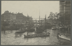 1980-3426 Gezicht op de Jan Kuitenbrug over de Wijnhaven bij het Witte Huis. In de haven een drukte van scheepjes met ...