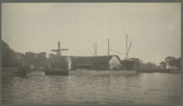 1987-1150 Zicht op de scheepswerf van Jan Smit Czn. in Alblasserdam. Vooraan is een molen te zien en aan de rechterkant ...