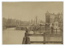 1989-110 Zicht op de Oudehaven bij het Oudehoofdplein met aan de rechterkant de Koningsbrug. Op de achtergrond is het ...