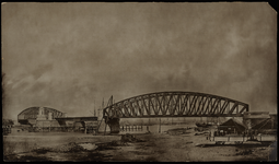 1989-4740 De Spoorbrug over de Koningshaven in aanbouw, gezien vanaf het latere Stieltjesplein. Op de voorgrond enkele ...