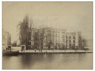 1989-762 Het gemeenteziekenhuis aan de Coolsingel. Op de voorgrond het water van de Stadsvest.
