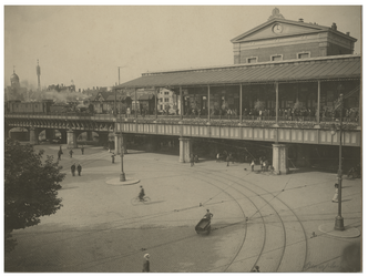 1989-766 Station Beurs tijdens het aankomen van een trein. Overzicht over het plein en het station vanaf een ...