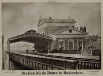 1989-808 Station Beurs aan het Beursplein met overkapping en wachtende mensen, gezien vanaf het spoorwegviaduct.