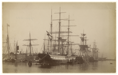 1990-1283 Zeeschepen in een haven, hoogstwaarschijnlijk de Rijnhaven.
