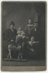 2014-128-1 Portret van de familie Van Klaveren, met ouders en kinderen, gegroepeerd rond een speelgoedpaard. Eigenaar ...