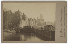 2023-9 De Delftsevaart, met op de voorgrond de Galerijbrug, links de hefbrug en woningen, de toren van de ...