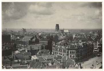 III-147-02 Panorama van Rotterdam vanaf het Witte Huis, met zicht op de Laurenskerk en Station Beurs aan het ...