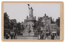 IV-56-17 De Nieuwemarkt met het Monument van het Vrijheidsbeeld uit 1872. Om het beeld staan enkele toeschouwers.