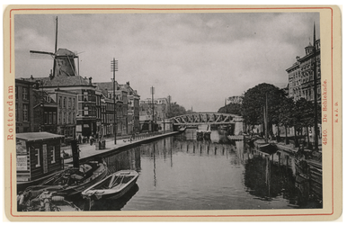 IV-56-18 De Schiekade nabij de Rotterdamse Schie. Links aan de kade is het Café van A. Wennekers te zien. Aan de ...