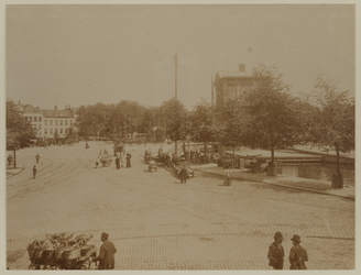 IX-1245-1 Het Hofplein rond 1900 met aan de rechterkant de Delftsepoort en op de voorgrond de Coolsingel. Verschillende ...