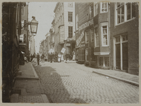 IX-1779 Zicht op de Sint Laurensstraat. Aan rechterkant is het pand van Photographie Héron .