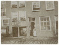 IX-3252-2 Woningen aan de Vriendenlaan, met een vrouw in de deuropening van een van de huizen.