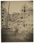 RI-1656-1 Het ingestorte pakhuis aan de Pelikaanstraat, gezien van de achterzijde aan de Zalmhaven. Het pakhuis stortte ...