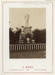 RI-1691-1 Bezoek van de Koning met een standbeeld ter ere van zijn regeringsjubileum.