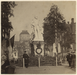 RI-1694-2 Standbeeld van koning Willem III van dichtbij op de Grotemarkt ter gelegenheid van het koninklijk bezoek. ...