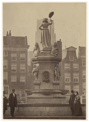 RI-1698-2 Onthulling van een monument op de Nieuwemarkt ter herinnering aan de feestviering van 1 april 1872 (ter ...