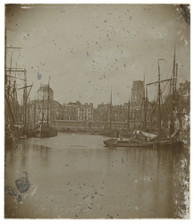 VII-266 Zicht op de Leuvehaven en de Zeevischmarkt van voor 1880. Aan de linkerkant is de koepel van de St. ...
