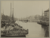 VII-268-1 Zicht op het Zuidelijke deel van de Leuvehaven, met rechts de Scheepmakershaven en de Zuiderkerk. Op de ...