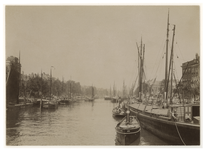 VII-272-1 De Leuvehaven vol met schepen. Op de voorgrond een bootje met de naam Spido .